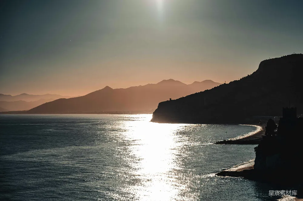 高清摄影 日落 海岸线 山景 自然风光 宁静 日落时分的海岸线