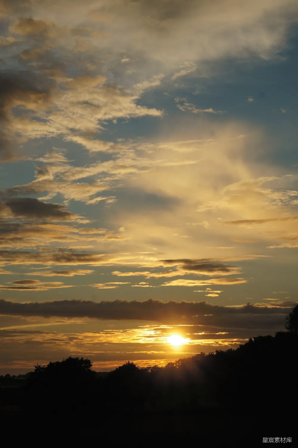 高清摄影 夕阳 云海 自然风光 宁静 日落 夕阳西下，云海翻腾