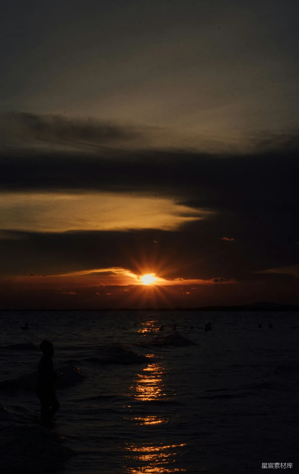 高清摄影 夕阳 海滩 宁静 自然 休闲 夕阳下的海滩
