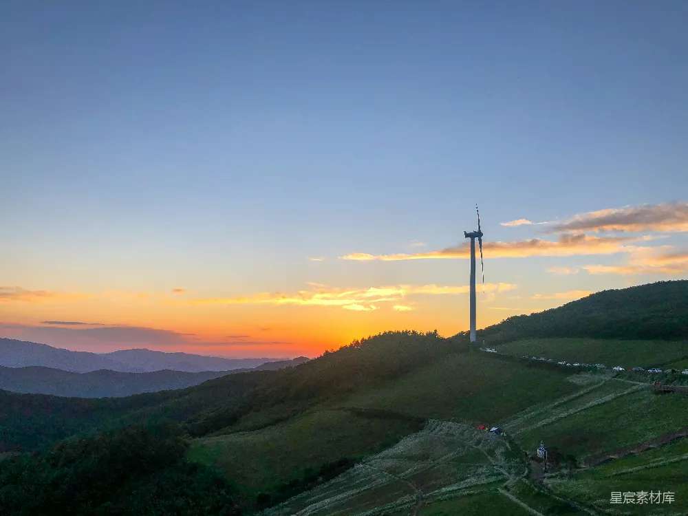 高清摄影 自然风光 日落 风力发电 户外 宁静 夕阳下的山间风力发电机