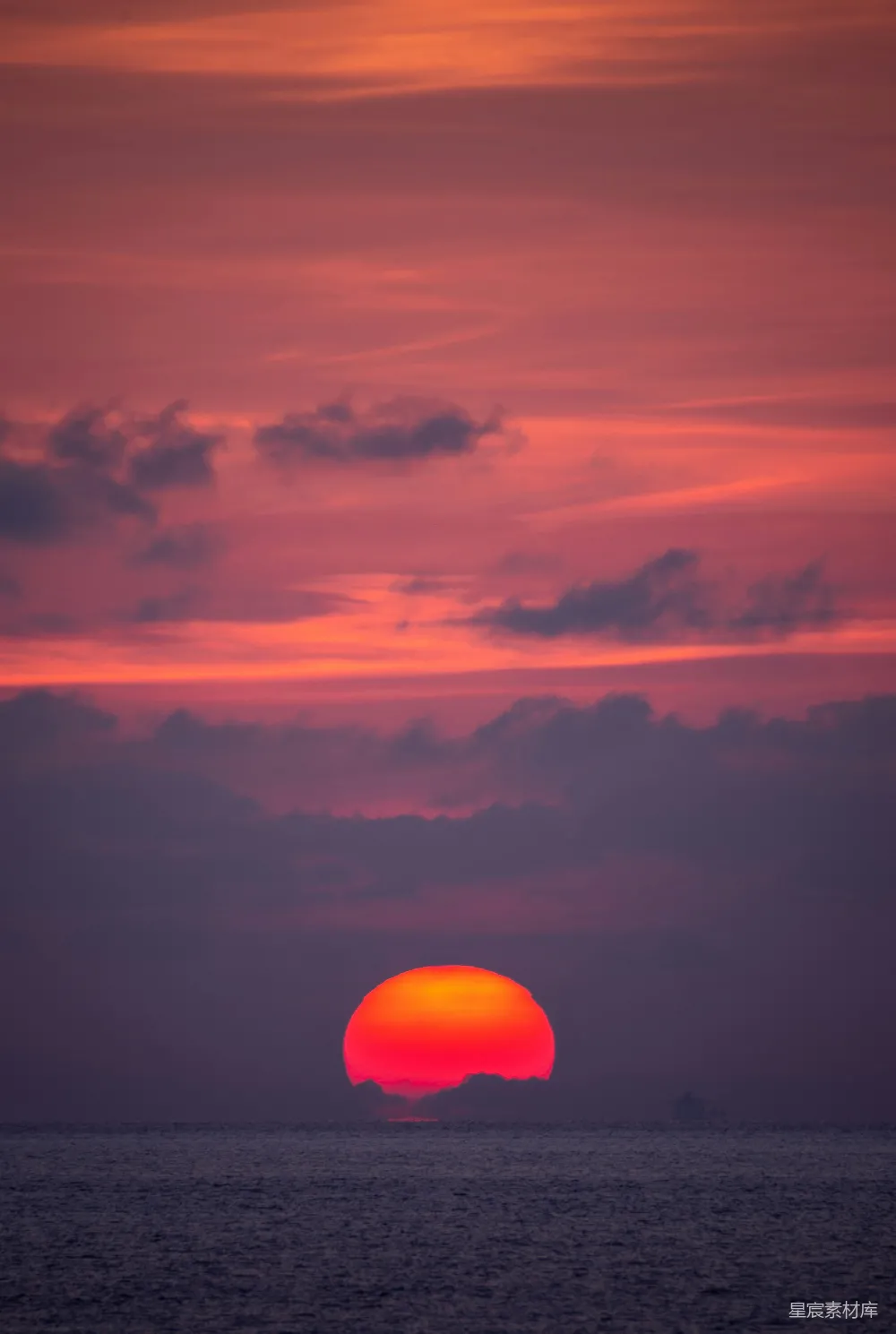高清摄影 夕阳 海景 自然风光 宁静 日落 海天一色：夕阳下的壮丽景色