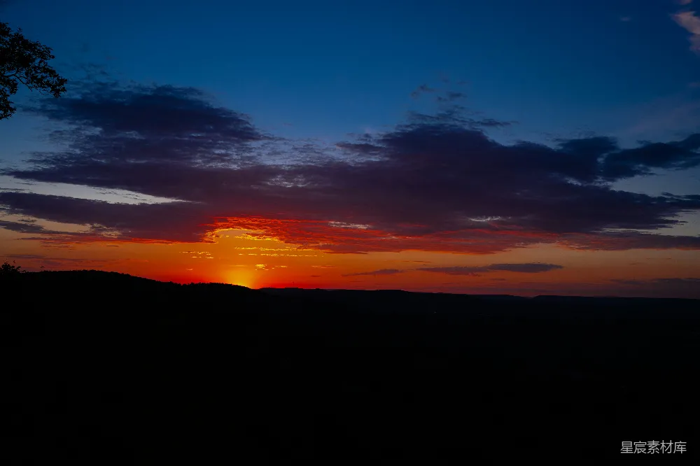 高清摄影 日落 自然风光 宁静 天空 户外 夕阳西下，云彩斑斓