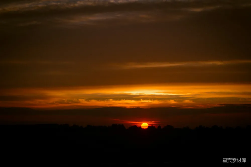 高清摄影 夕阳 自然风光 宁静 云海 日落 夕阳西下，云海翻涌