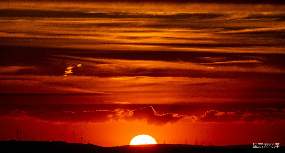 高清摄影 夕阳 风力发电机 自然风光 能源 环保 夕阳下风力发电机的剪影