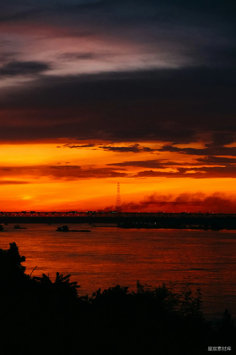 高清摄影 夕阳 河流 桥梁 宁静 自然 夕阳下的河岸