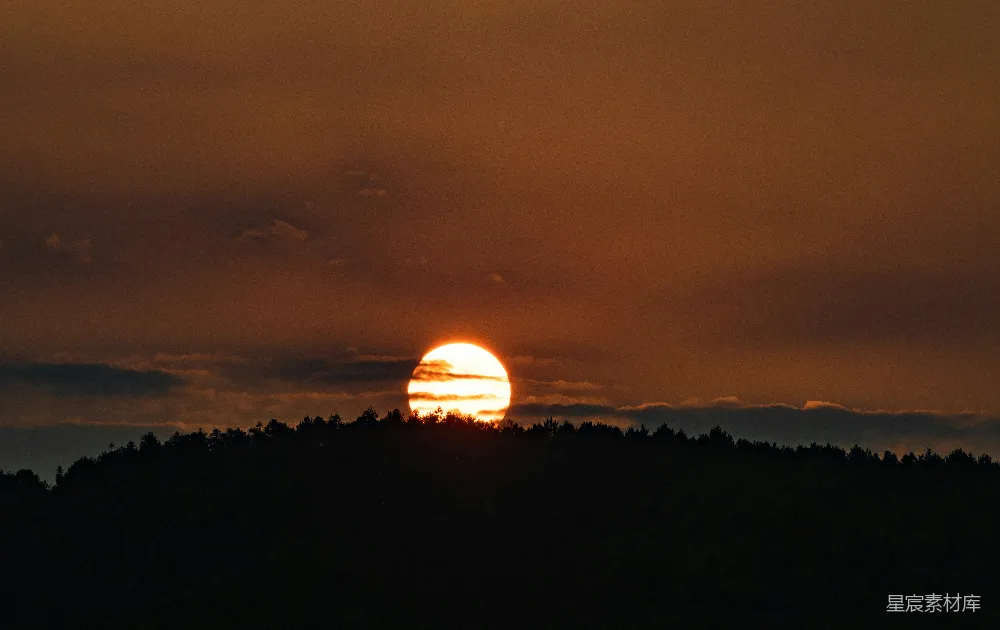 高清摄影 夕阳 山林 剪影 自然 宁静 夕阳西下，山林剪影