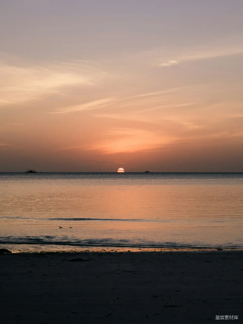 高清摄影 日落 海滩 宁静 自然风光 夕阳 夕阳下的平静海景