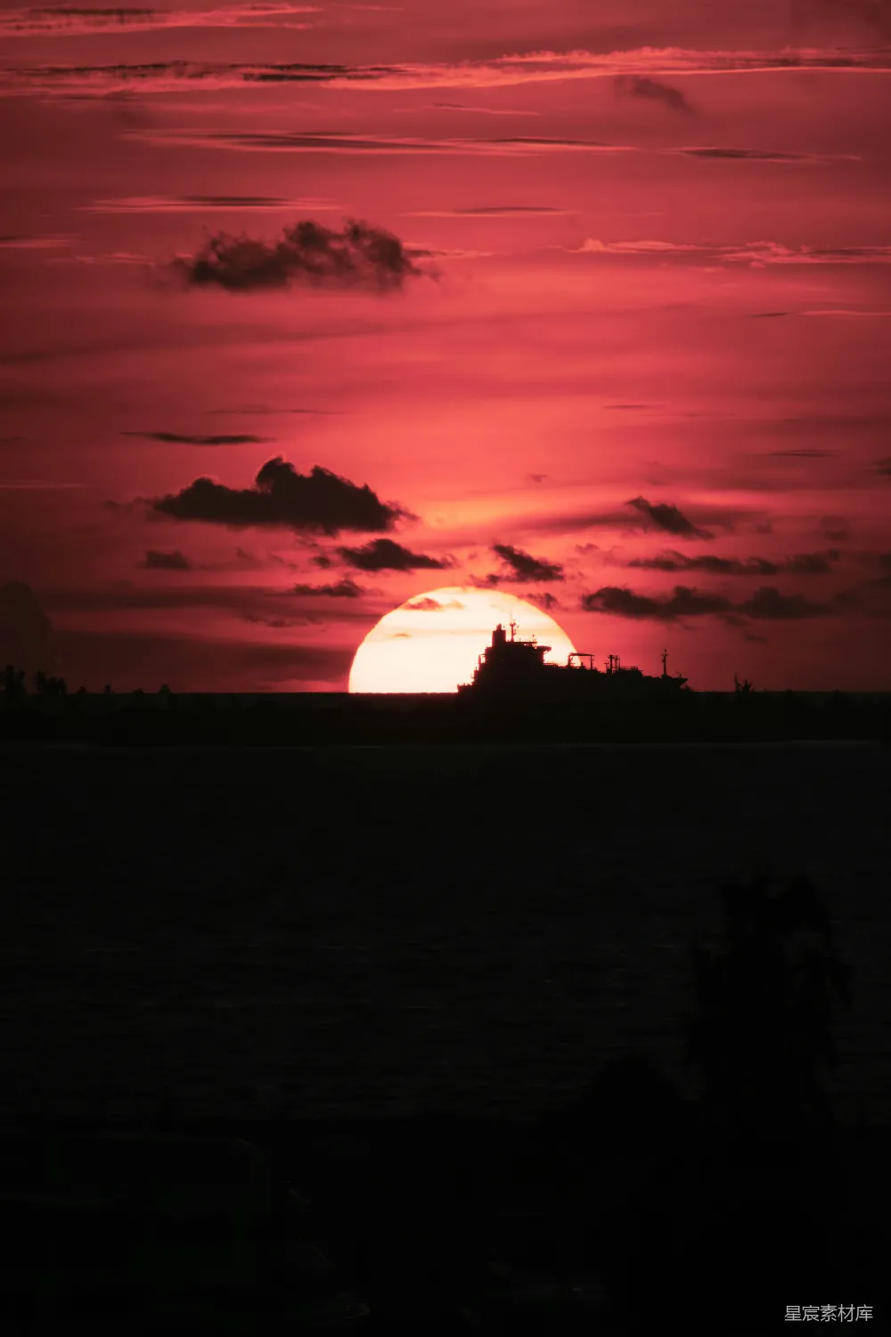 高清摄影 日落 货轮 剪影 宁静 自然 夕阳下的货轮剪影