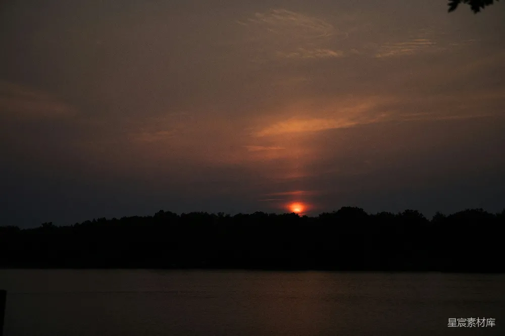 高清摄影 夕阳 湖面 宁静 自然风光 黄昏 夕阳下的宁静湖面