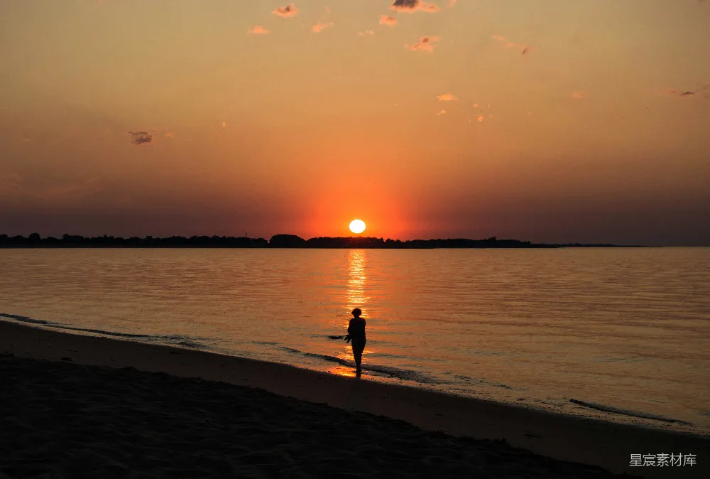 高清摄影 日落 海滩 黄昏 宁静 思考 夕阳下的独行者