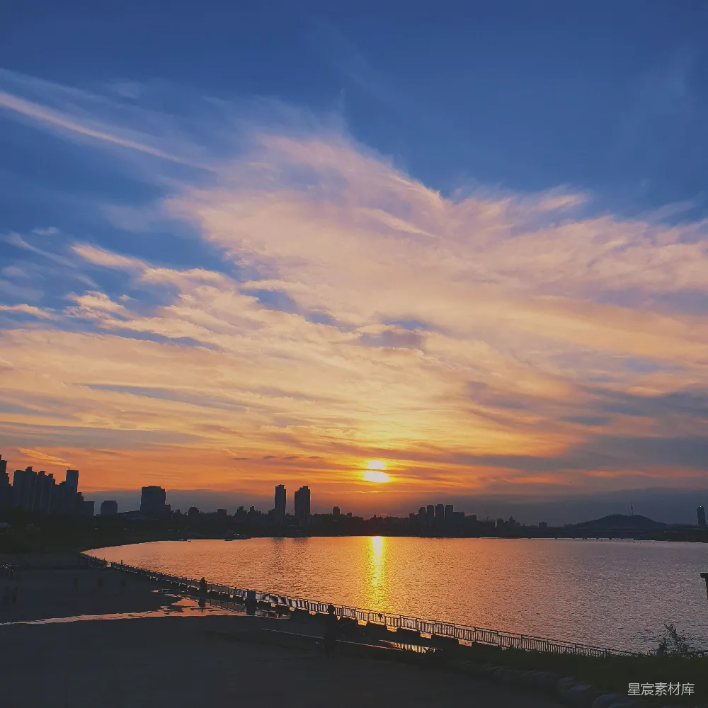 高清摄影 城市 黄昏 湖泊 天空 城市天际线 黄昏时分的城市湖景