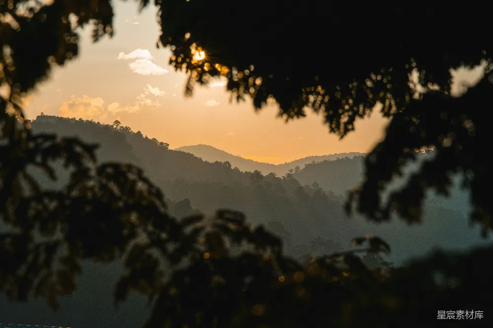高清摄影 山景 日落 自然风光 宁静 户外 山间日落