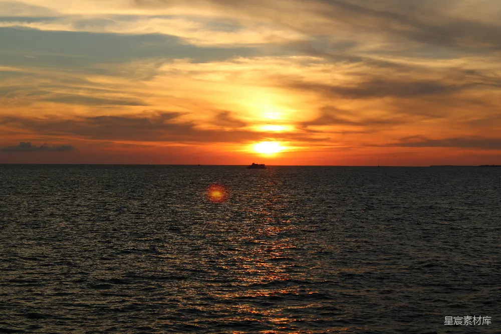 高清摄影 夕阳 海景 航行 宁静 自然 夕阳下的海上航程