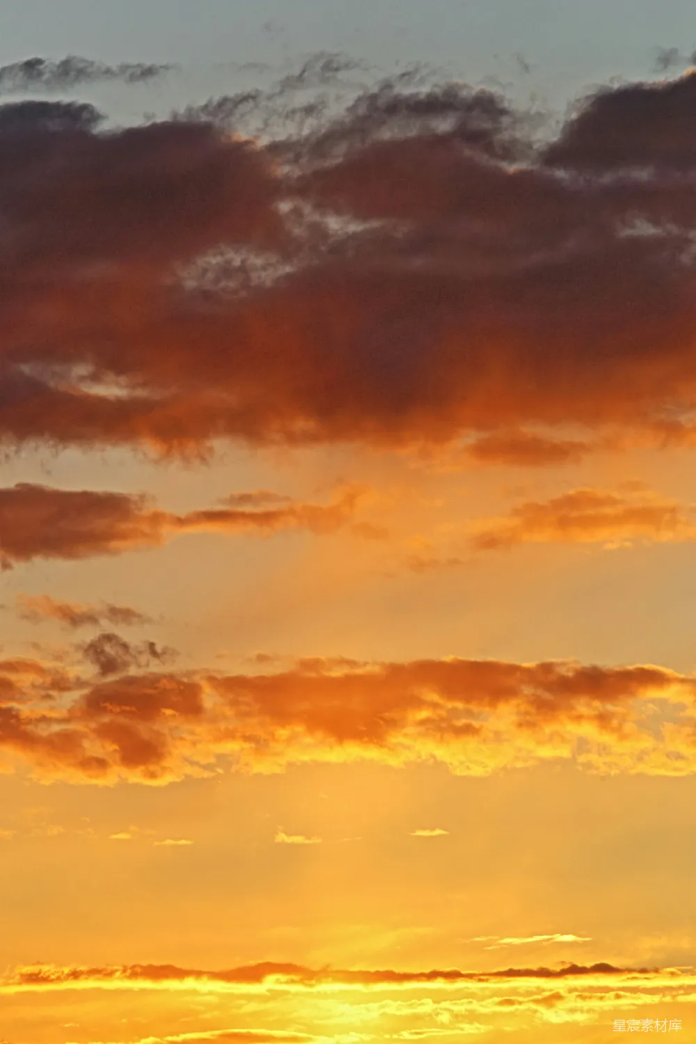 高清摄影 日落 云层 自然风光 宁静 色彩 夕阳下的云层