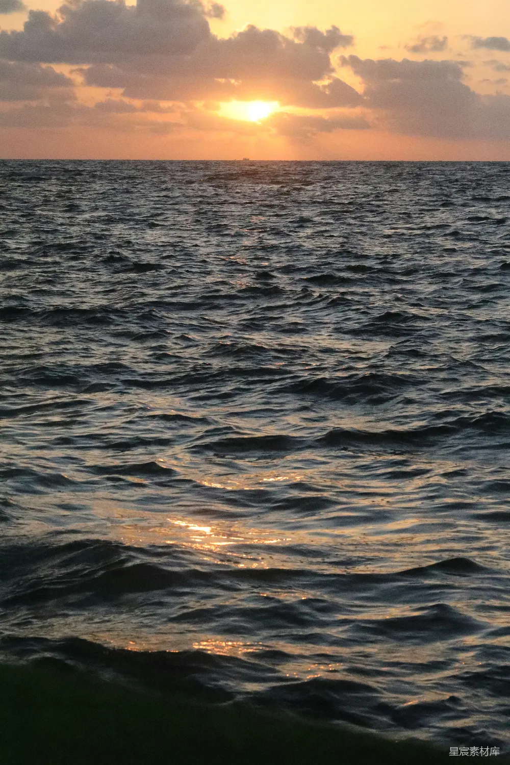 高清摄影 夕阳 海面 宁静 自然美景 日落 夕阳下的海面