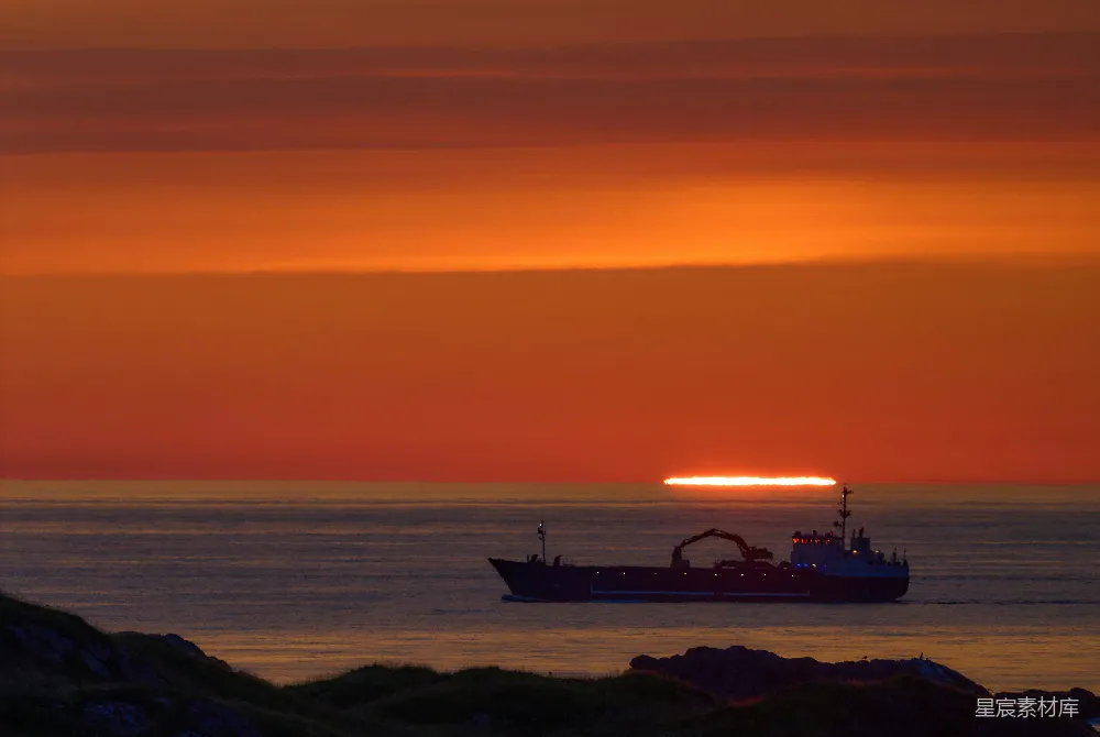 高清摄影 日落 海景 工业 自然 宁静 夕阳下的货轮剪影