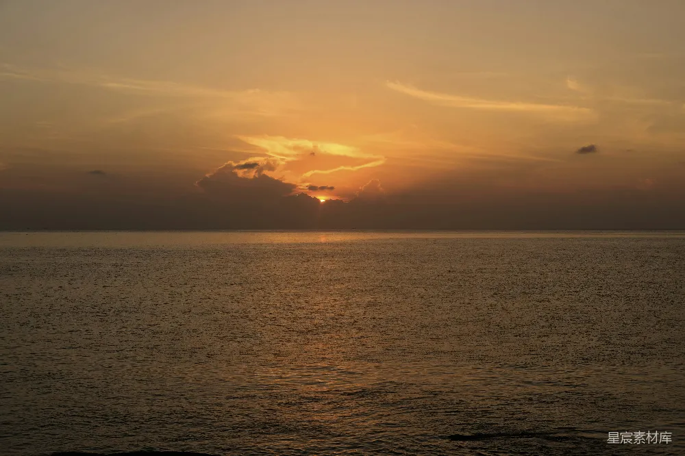 高清摄影 日落 海洋 自然风光 宁静 美景 金色海平线的日落