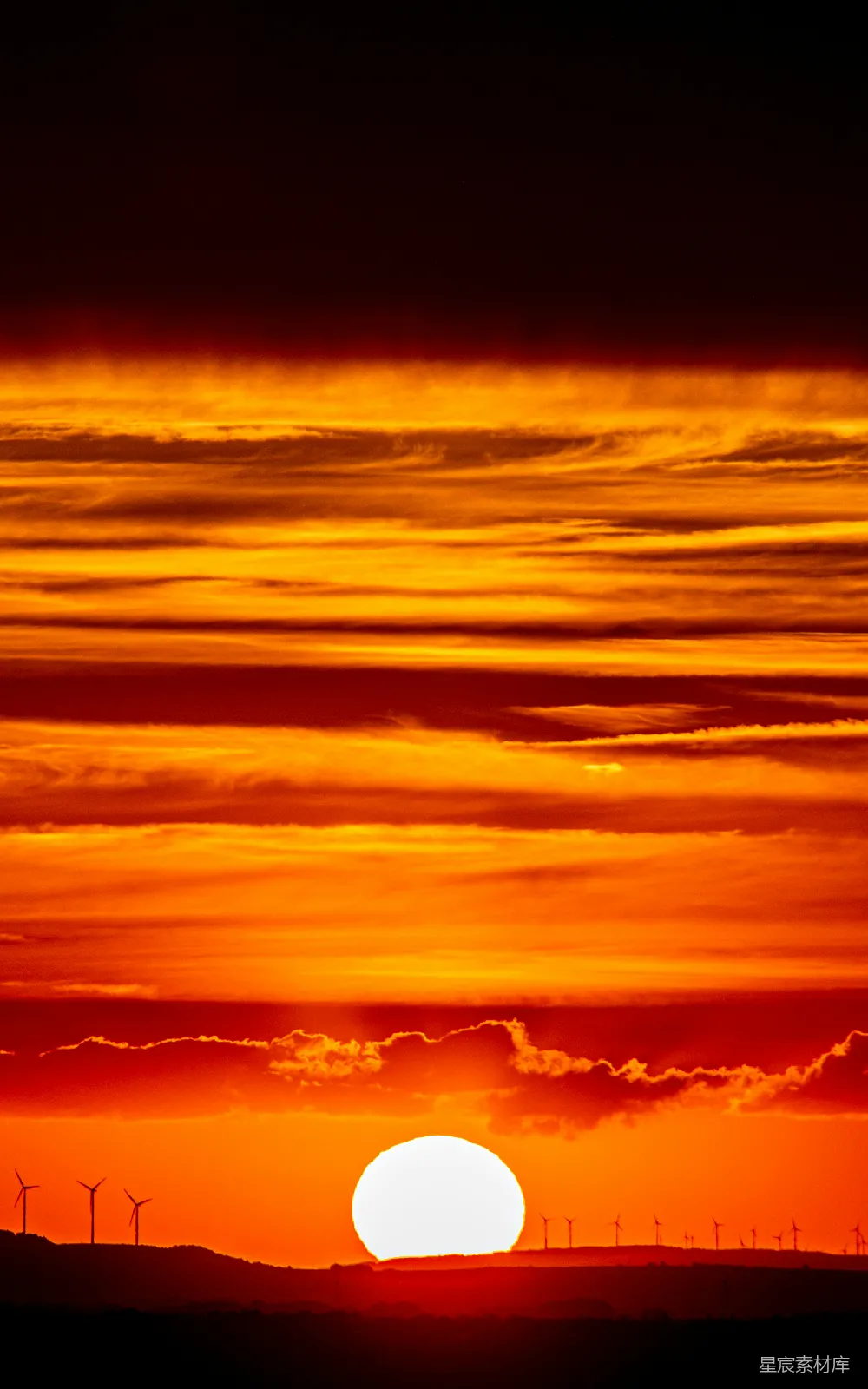高清摄影 日落 风力发电机 自然美景 夕阳 能源 日落时的风力发电机