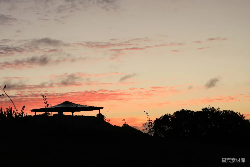 高清摄影 夕阳 凉亭 自然 宁静 户外 夕阳下的凉亭