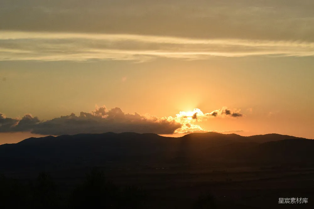 高清摄影 日落 山景 自然风光 宁静 风景 夕阳下的山峦