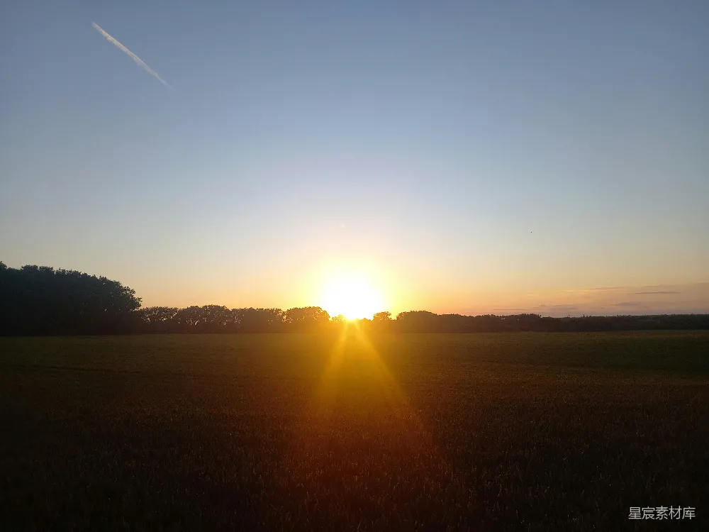 高清摄影 夕阳 田野 宁静 自然 乡村 夕阳下的田野