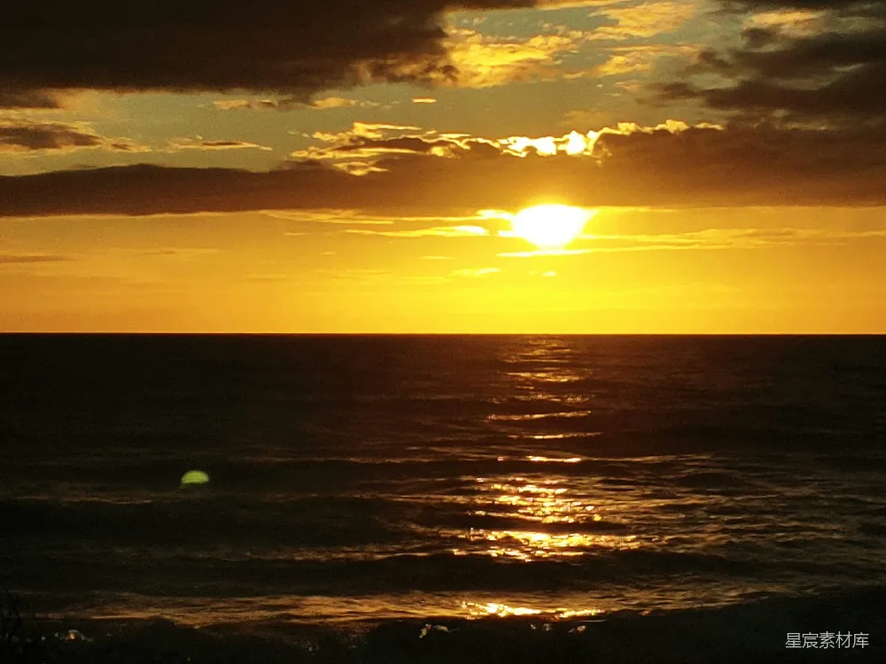 高清摄影 日落 海景 宁静 自然 金色 金色的海平线：夕阳下的宁静