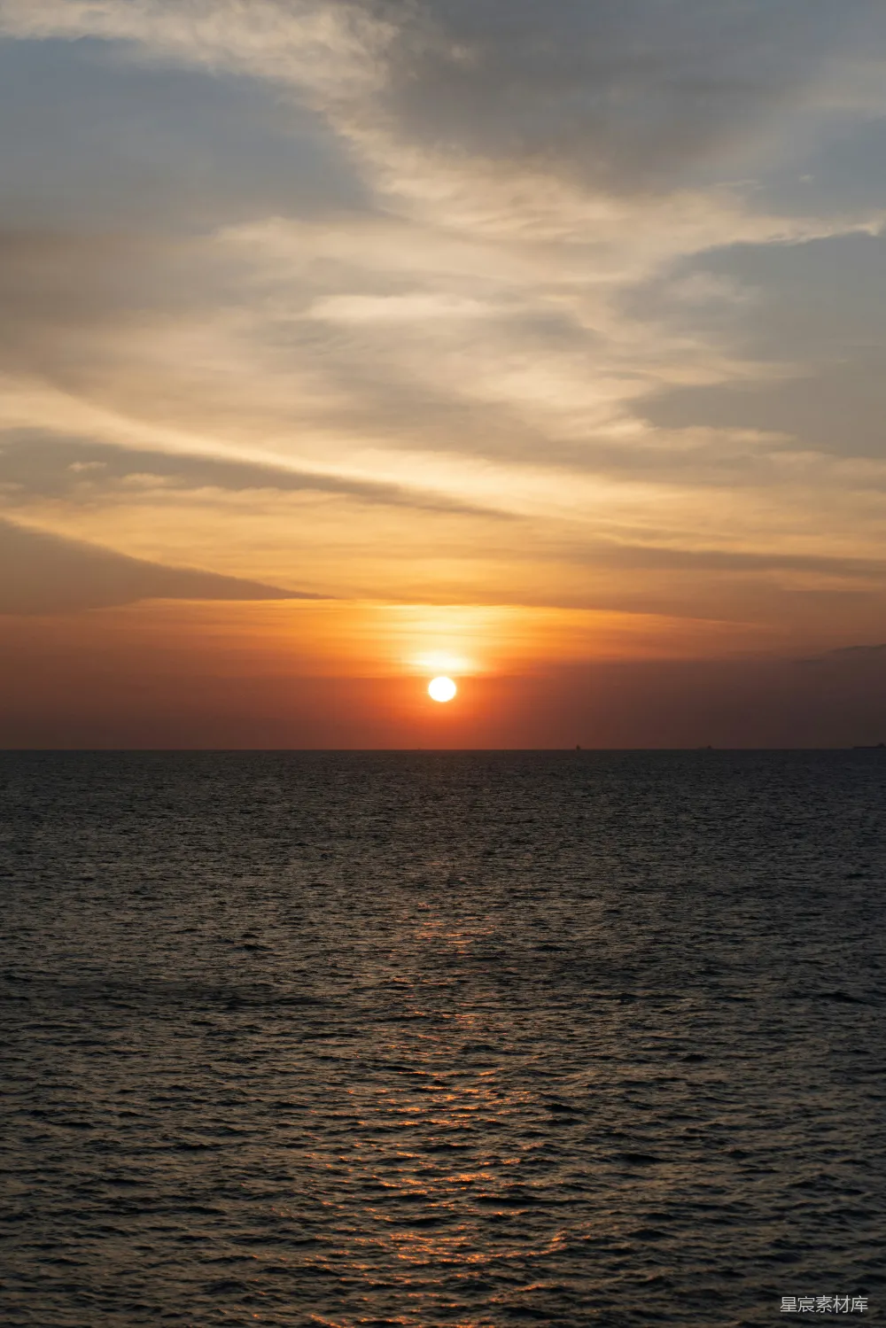 高清摄影 日落 海景 宁静 自然 旅行 夕阳下的海平线