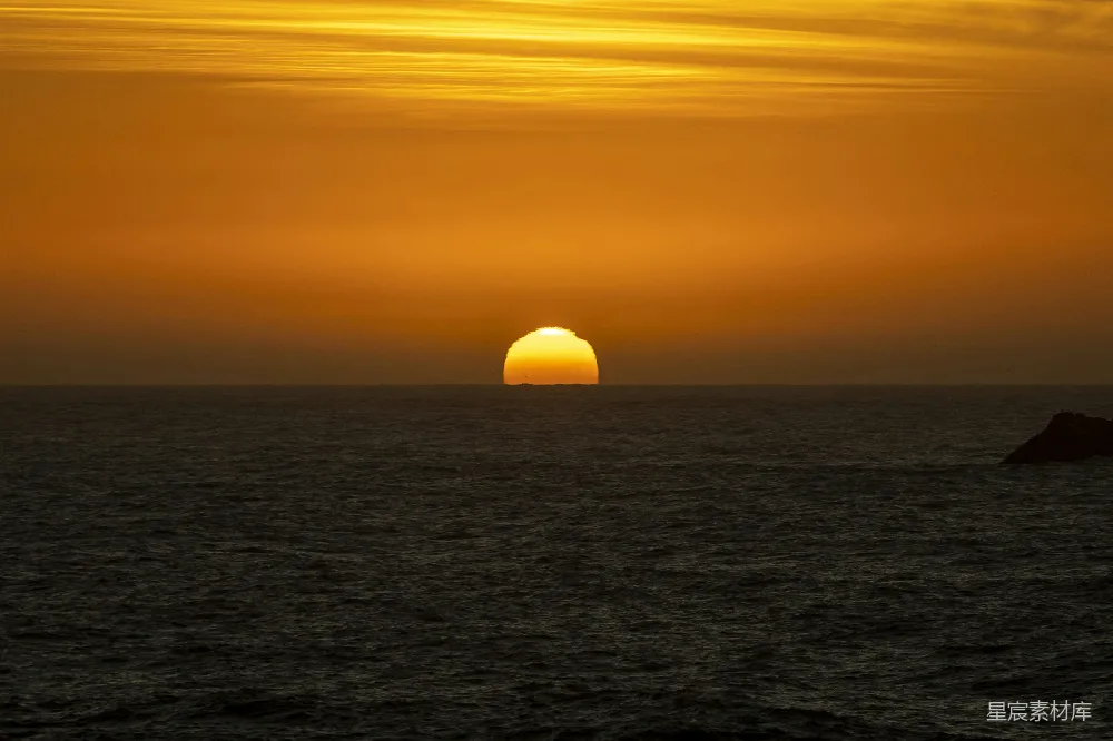 高清摄影 日落 海洋 自然风光 宁静 夕阳 夕阳西下，海平面上的壮丽景象