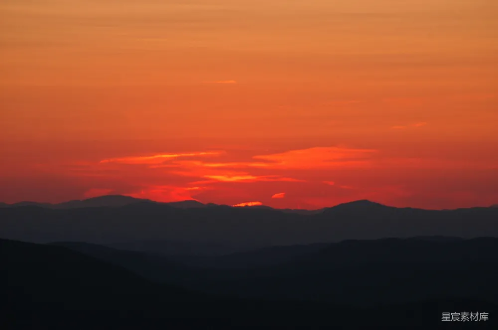 高清摄影 自然景观 日落 山脉 宁静 美景 夕阳下的山脉剪影