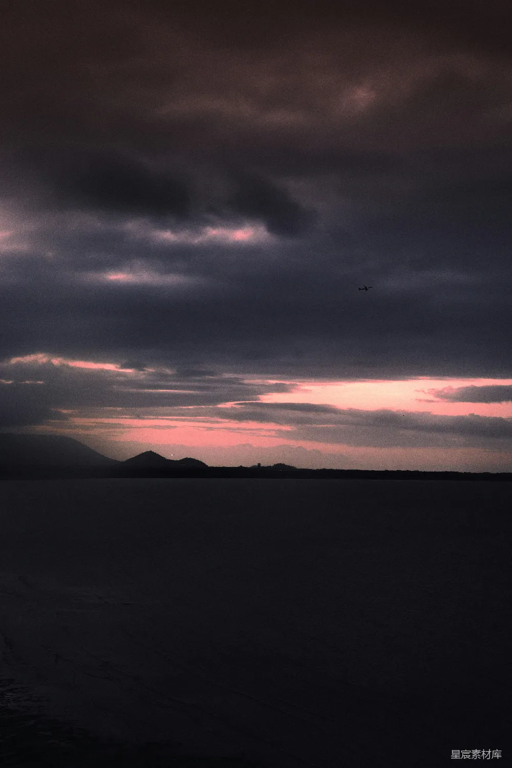 高清摄影 海滩 黄昏 天空 飞机 宁静 黄昏时分的宁静海滩