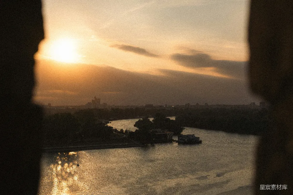 高清摄影 自然风光 城市景观 日落 河流 宁静 夕阳下的河畔景色
