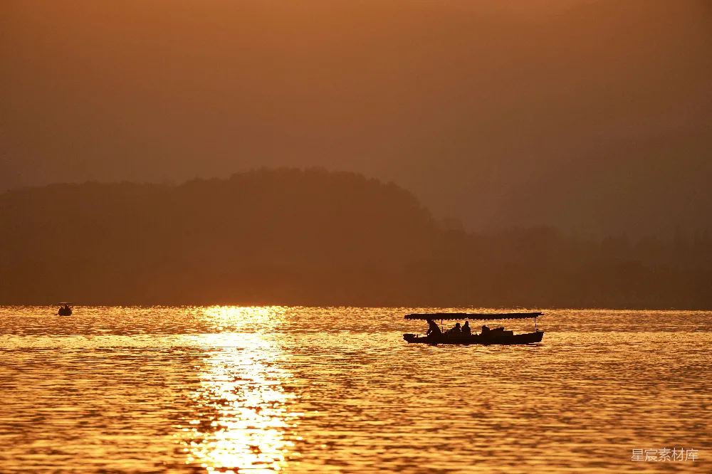 高清摄影 夕阳 湖景 宁静 自然 休闲 夕阳下的湖上小舟