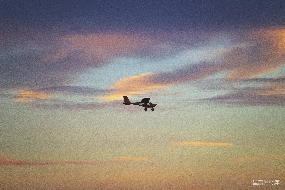 高清摄影 飞机 日落 天空 宁静 旅行 夕阳下的飞行剪影