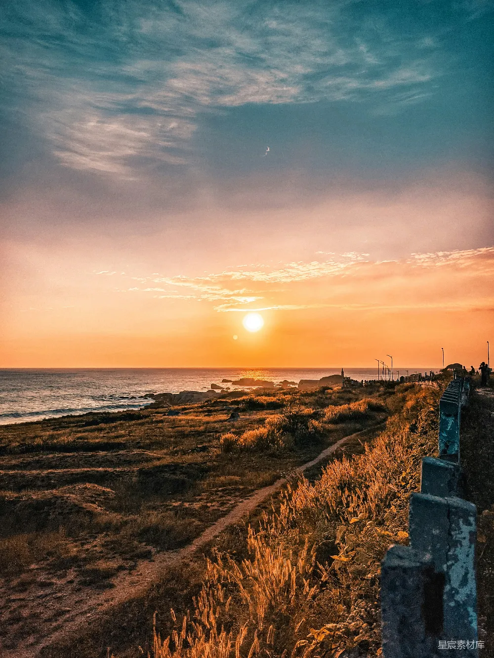 高清摄影 夕阳 海岸 小径 自然风光 休闲 夕阳下的海岸小径