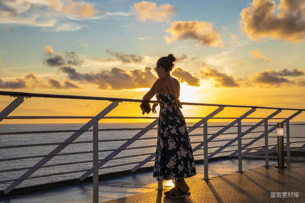 高清摄影 旅行 日落 海边 休闲 自然 夕阳下的海边漫步
