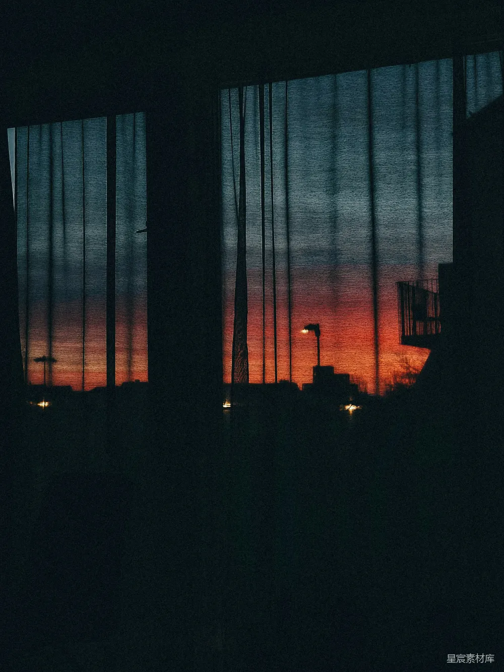 高清摄影 窗帘 夕阳 城市 宁静 室内 窗帘映出的夕阳