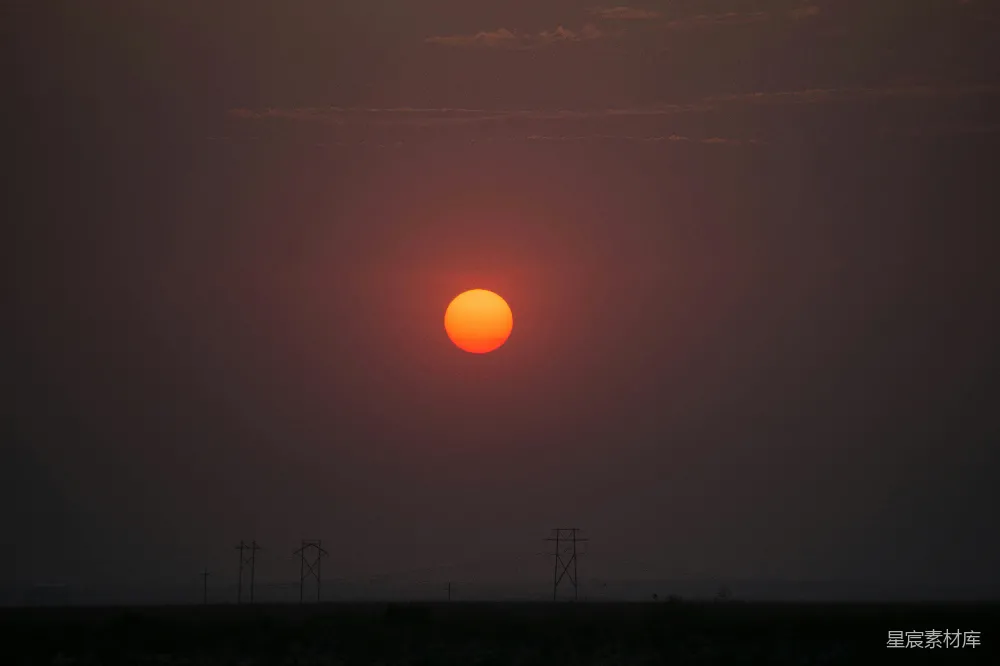 高清摄影 夕阳 剪影 自然 城市 宁静 夕阳下的电线杆剪影