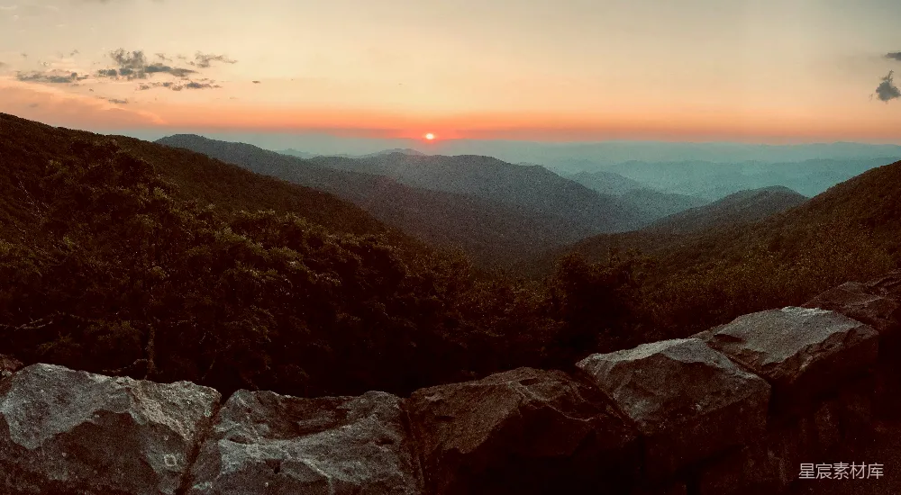高清摄影 山脉 日落 自然风光 宁静 风景 夕阳下的山脉