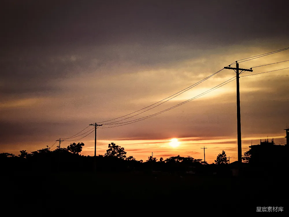 高清摄影 夕阳 剪影 电线杆 自然景观 宁静 夕阳下的电线杆剪影