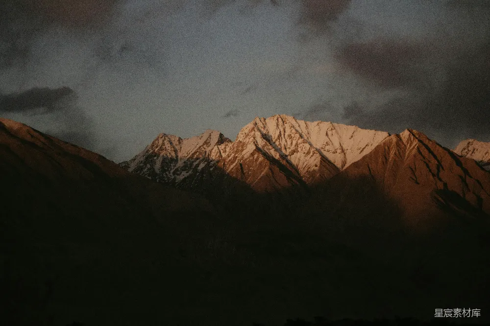 高清摄影 山脉 日落 自然风光 宁静 山峰 日落雪山的宁静之美