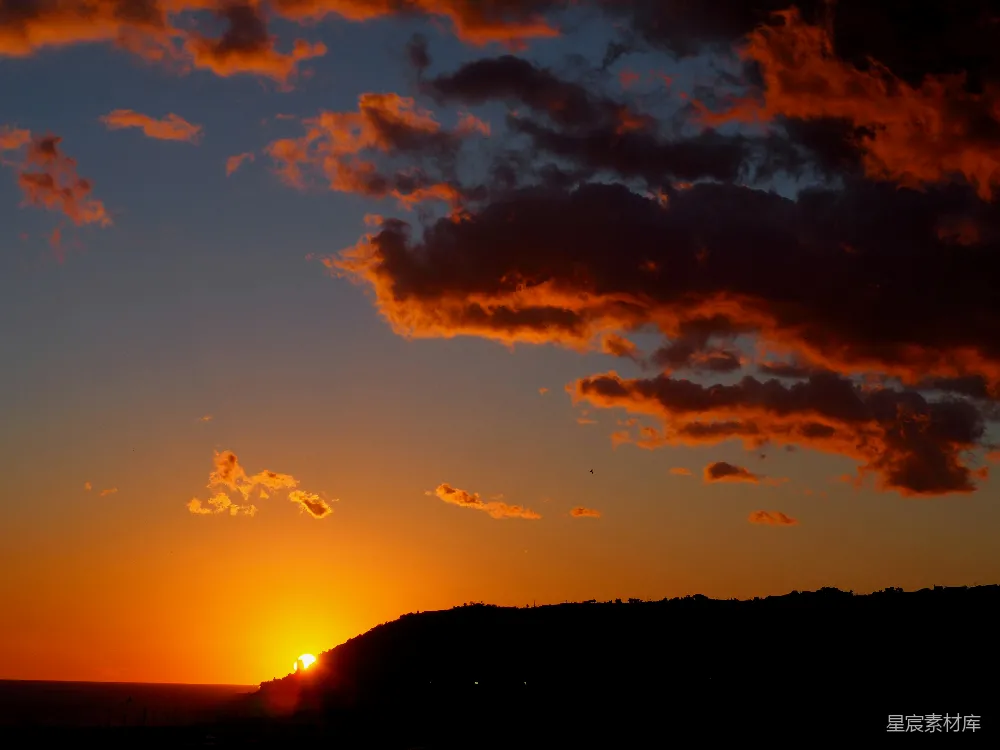 高清摄影 夕阳 山景 自然风光 宁静 傍晚 夕阳下的山景