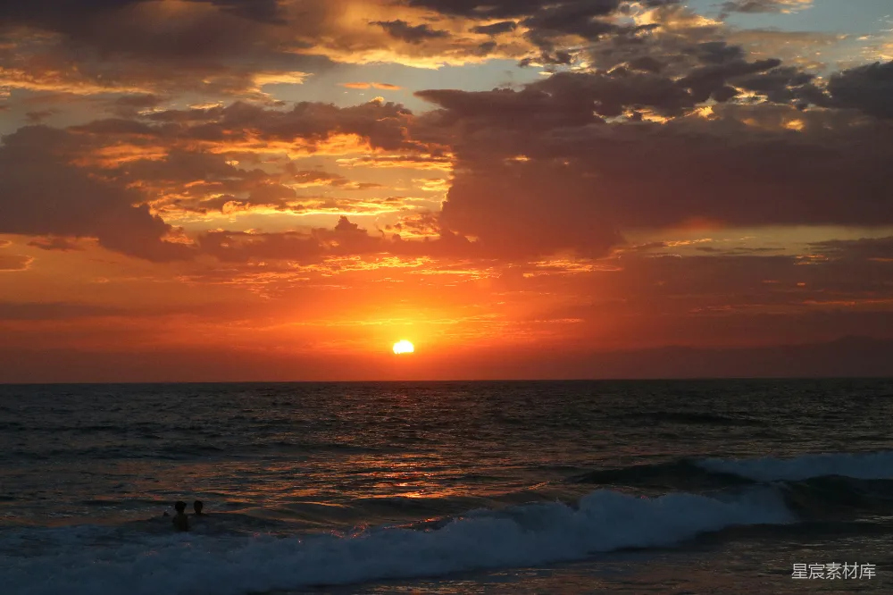 高清摄影 夕阳 海滩 自然 宁静 浪漫 海浪边的夕阳