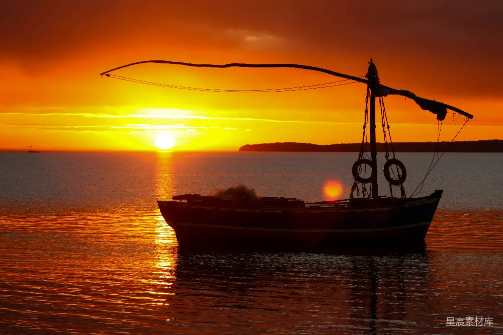 高清摄影 日落 帆船 自然美景 宁静 浪漫 夕阳下的帆船剪影