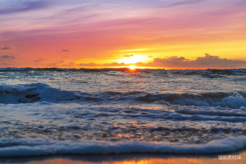 高清摄影 日落 海滩 自然风光 宁静 海浪 夕阳下的海浪