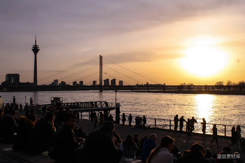 高清摄影 城市 日落 河流 休闲 城市风景 日落时分的河边散步