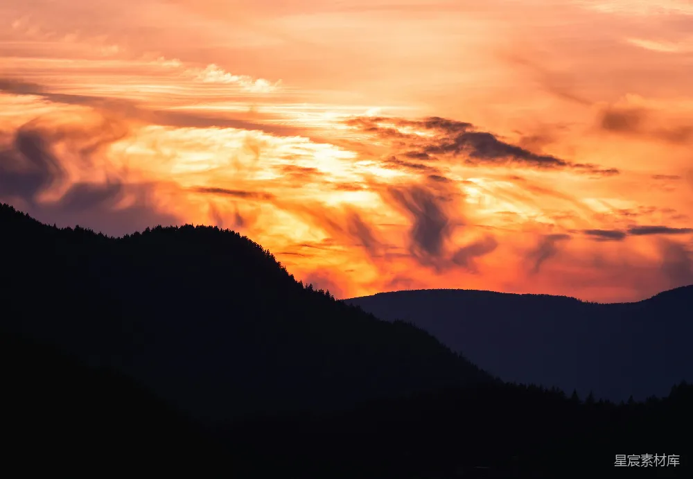 高清摄影 日落 山景 云彩 自然风光 宁静 夕阳下的山影与云彩
