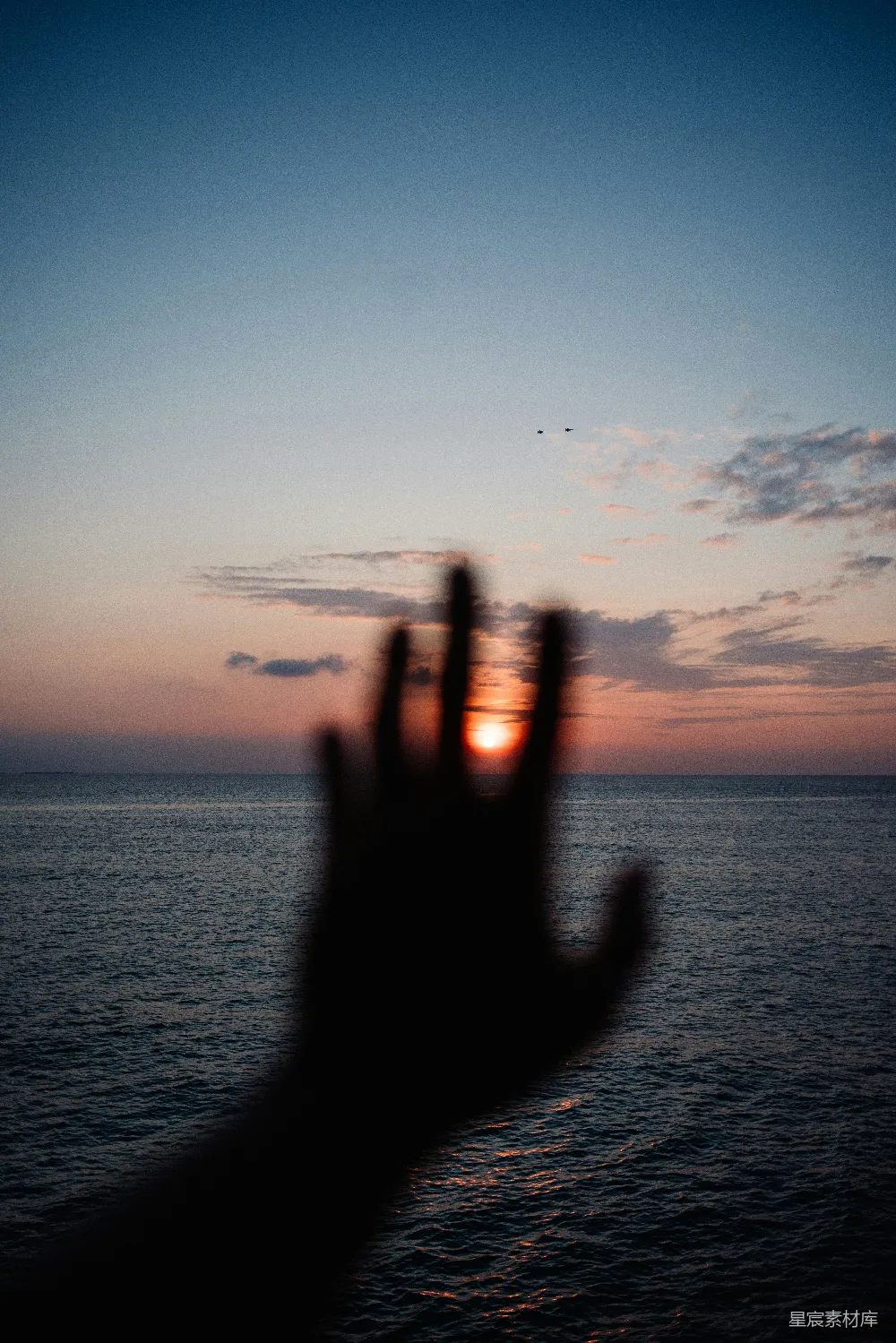 高清摄影 夕阳 手势 自然 宁静 日落 夕阳下的手势