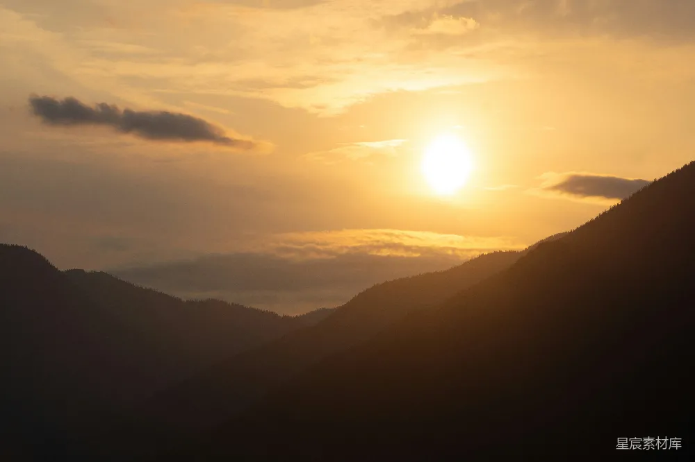 高清摄影 山峦 日落 自然风光 宁静 风景 金色黄昏的山峦