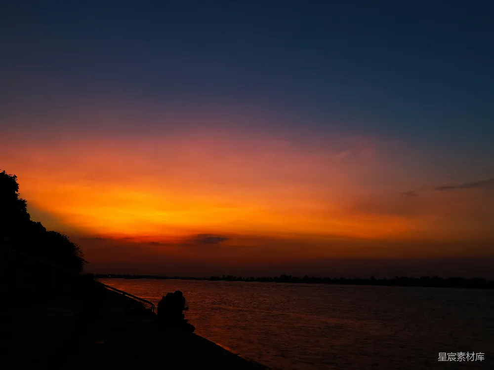 高清摄影 夕阳 宁静 自然 黄昏 河岸 夕阳下的宁静时光