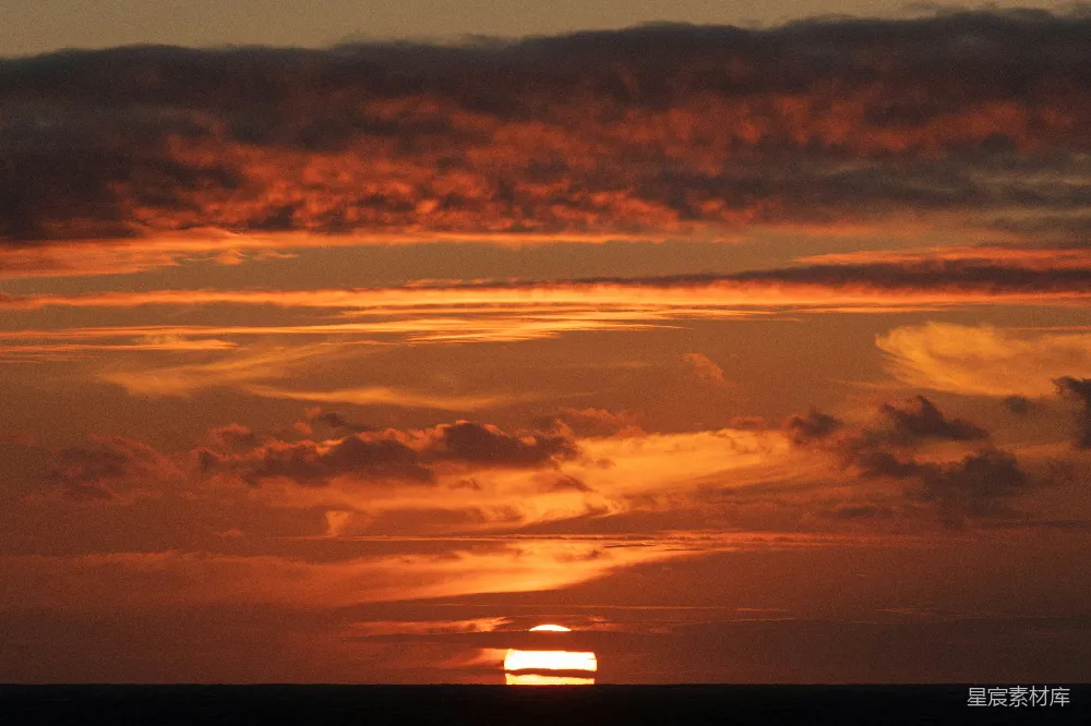 高清摄影 夕阳 云海 自然美景 宁静 日落 夕阳西下，云海如火